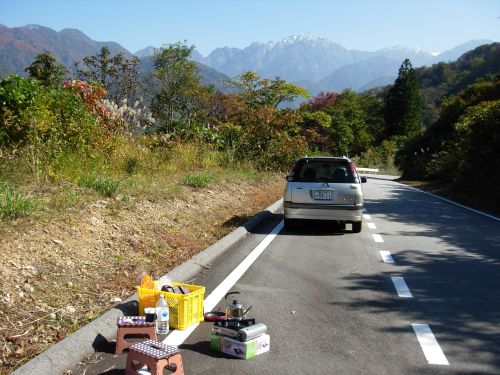 つるぎ岳と愛車と野外セット