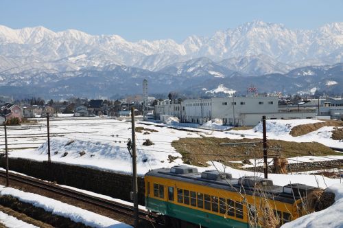 地鉄電車とつるぎ岳