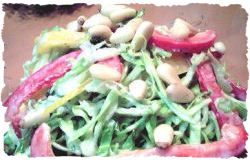 キャベツとパプリカのサラダ松の実乗せ