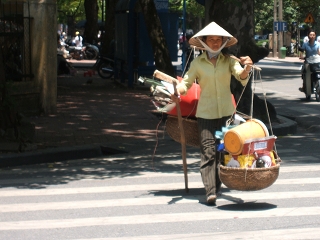 荷物を運ぶ人