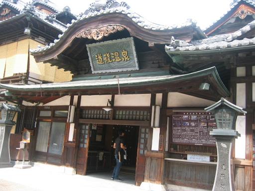 建物入口付近