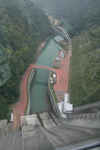 下流の川。水の色が不思議。