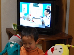 ジャーニー・ダイヤさんのパペットと一緒に見る。