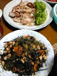 ひじきと糸こんにゃくの炒め物と豚塩炒め