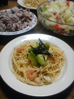 アボカドと海老のパスタ０８３０