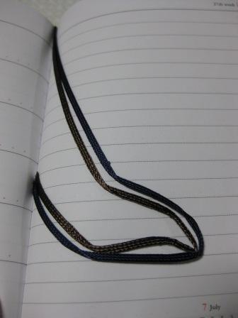 紐は紺色と茶色の２本