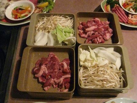 肉と野菜は食べ放題！.