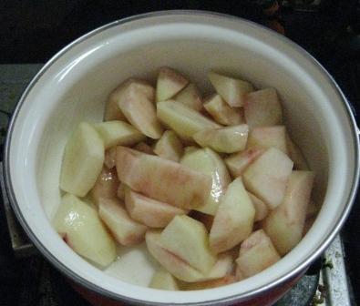 切った桃に砂糖を絡ませると…