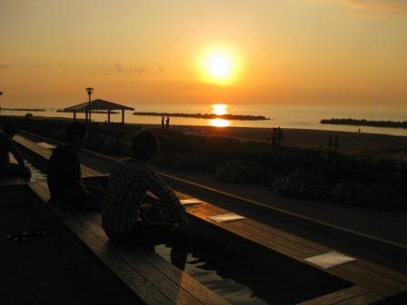 足湯で夕日