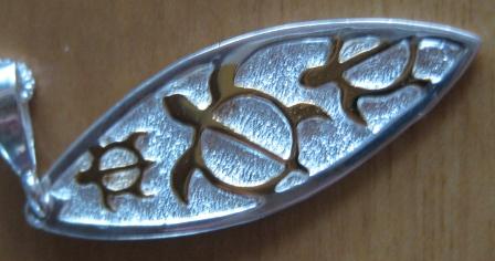 相方に買ってもらったハワジュのサーフボードホヌネックレス♪