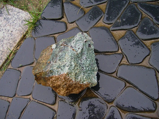 根尾　孔雀石の原石