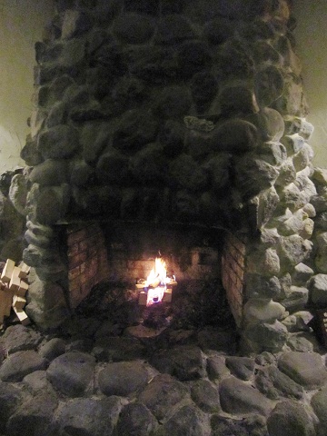湧駒荘ロビーの暖炉