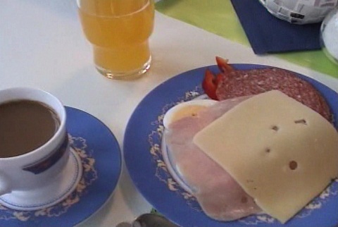 朝食のハムとチーズ