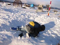 北海道長男雪にはまる.jpg