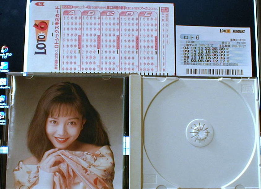 ロト６の申し込みカードと宝くじ券の大き
