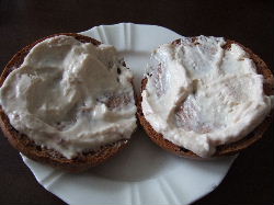 ブルーベリーベーグルのストロベリークリームチーズ添え