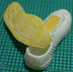 完成した靴本体と調整した靴底