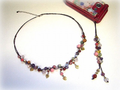 天然石いっぱいチョーカーとストラップ