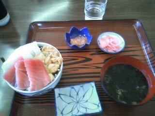 大間のウニ・イカ・マグロ丼