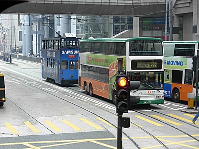 トラムと二階建てバス