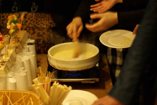 東屋の鍋でチーズフォンデュ.jpg