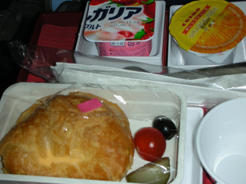 ハワイ　チャイナエアライン　機内食　行き　朝のチャイルドミール