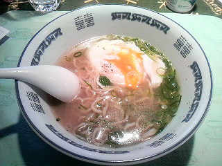 ポーチドエッグ入りラーメン