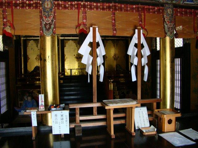 5　神殿へ　左秀吉、中家康、右その他徳川.jpg