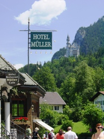 ホーエンシュバンガウ村から城を見上げる