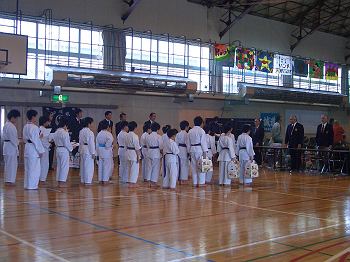 閉会式　先に終わっている人は順番に帰宅なので人数も少ないまま・・・