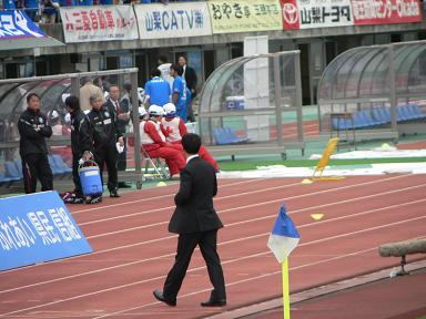 小瀬スタジアム　終了後監督背中