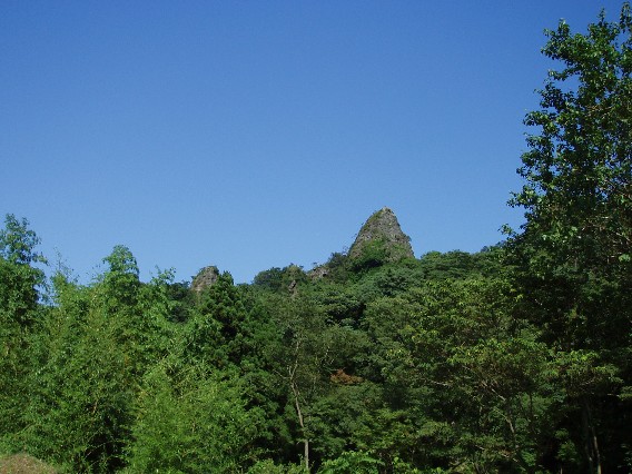 文殊仙寺から見た岩山と青空