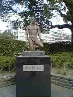 県庁近くの歩道にある銅像