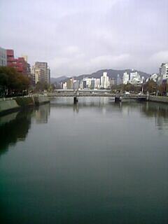 稲荷大橋から京橋川を眺む