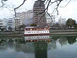 太田川に浮かぶ屋形船