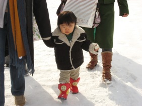 雪の上を歩く