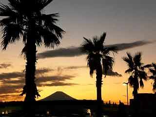 鵠沼海岸からの夕焼けに浮かぶ富士山