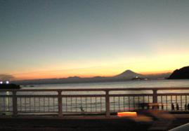 湘南の夕焼けに浮かぶ富士山
