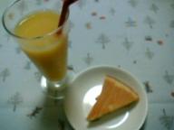 赤いストローとチーズケーキ