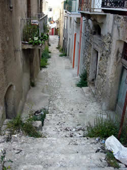 トトがマンマにお尻を叩かれるシーン