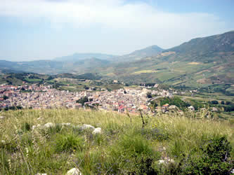 パラッツォ・アドリアーノの村全景