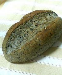 黒ごまパン