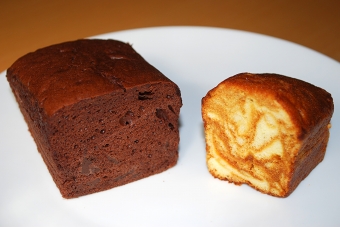 ベーグルさんお手製のチョコケーキ＆キャラメルマーブルケーキ
