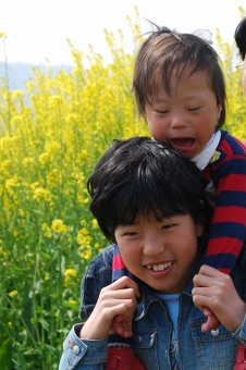 笠岡市干拓地の菜の花畑にて