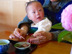 名物「あんころ餅」を食べる