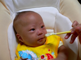 離乳食を食べるひろくん