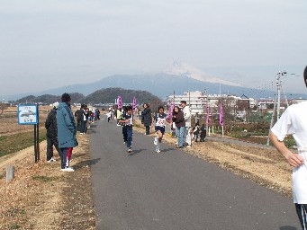 富士山をバックに.JPG