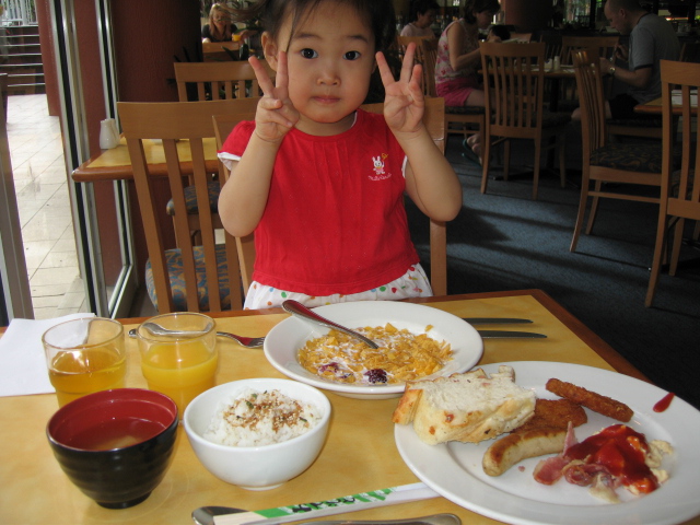 ホテルのレストランで朝食