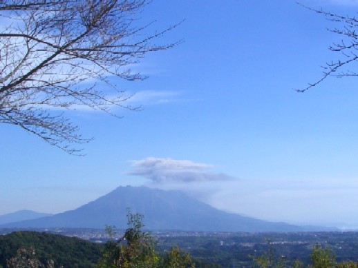 桜島噴煙三重岳1120・１２月７日１３時９分.jpg
