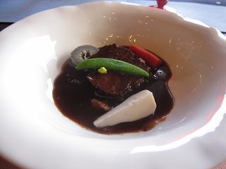 グランドビュー・牛肉の赤ワイン煮 堀川ゴボウと京人参のブイヨン煮